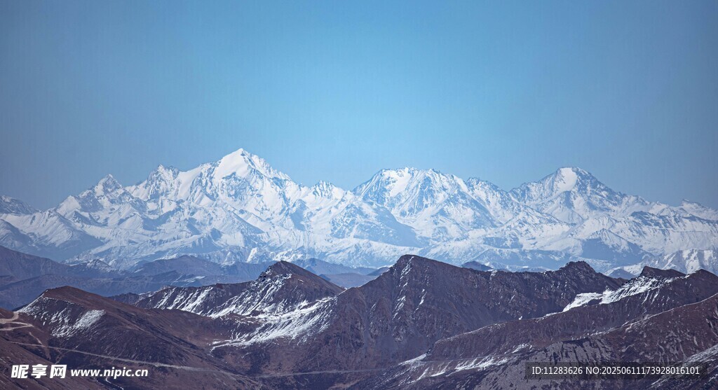 壮丽雪山景观