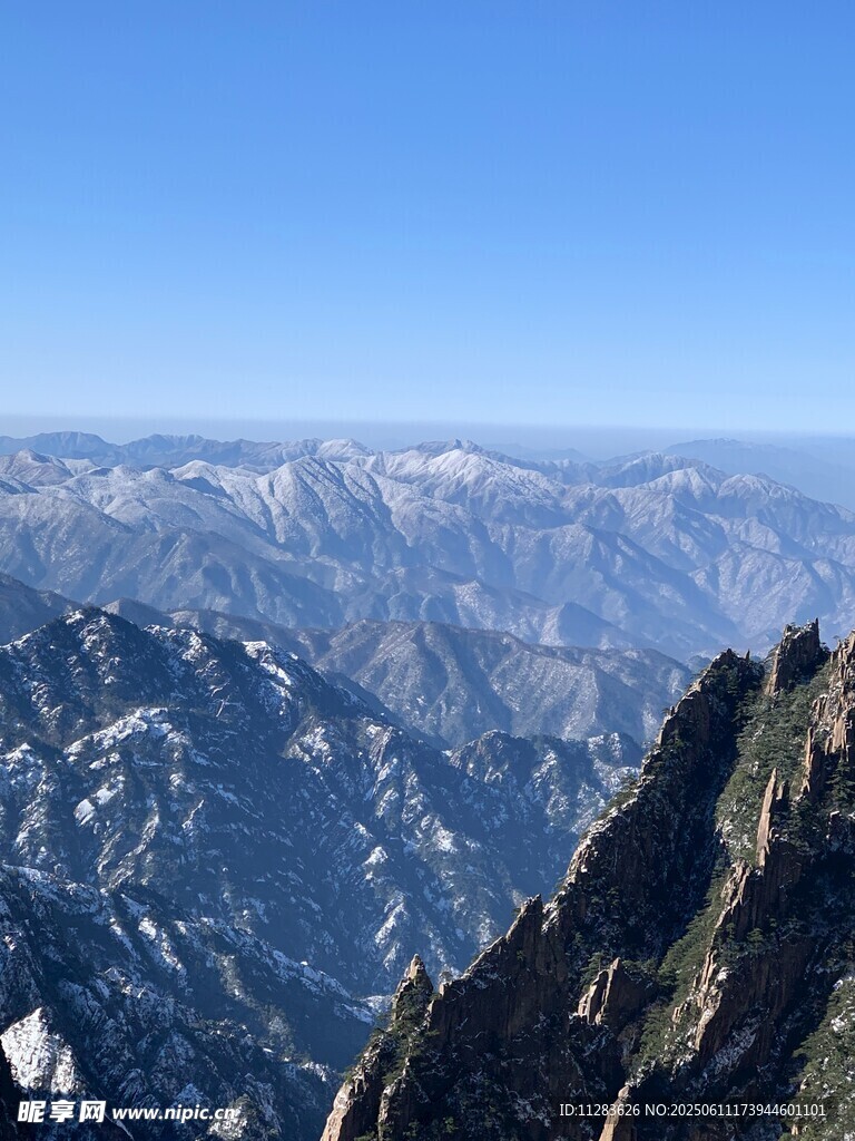 巍峨雪山壮丽景致