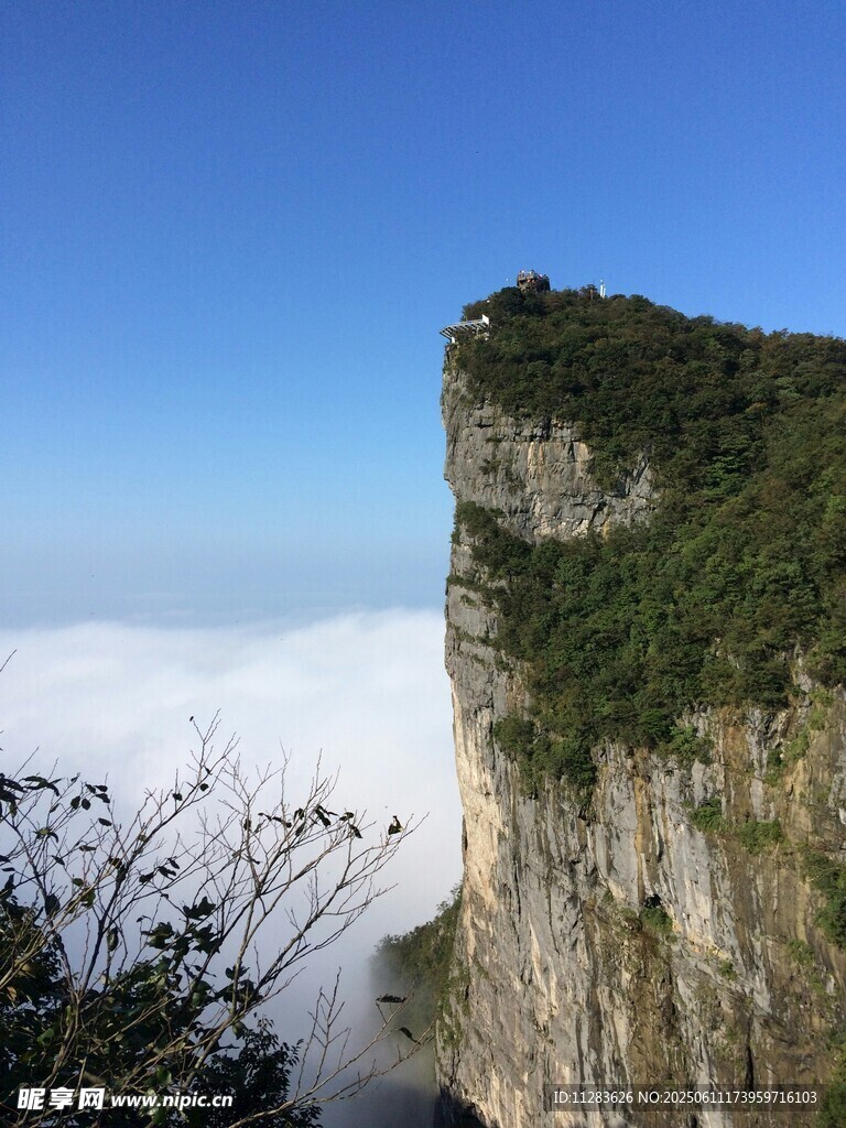 悬崖之巅的壮美云海景观