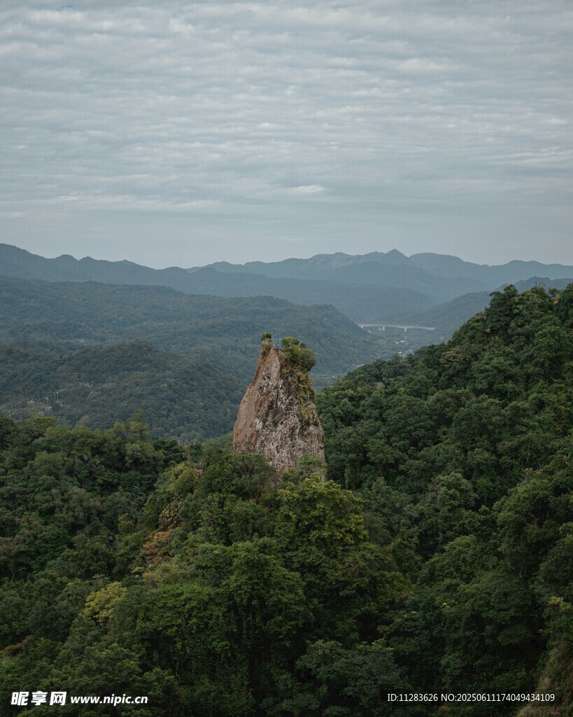山林间的孤耸岩石