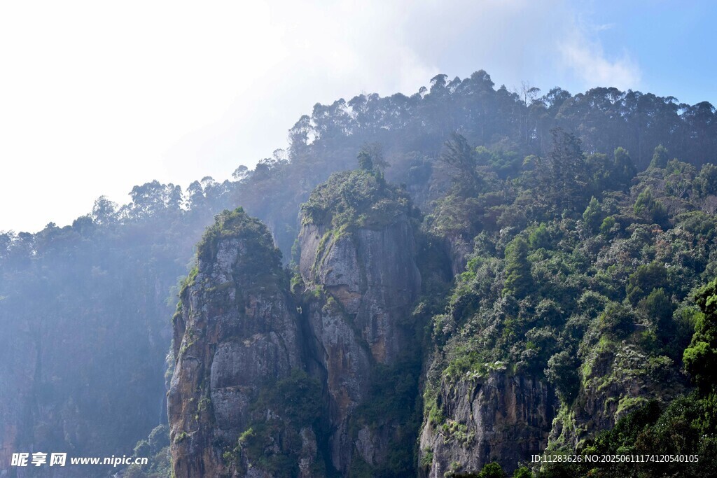 奇峰耸立的壮美山峦