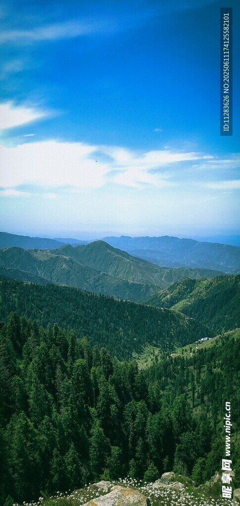 青山翠林间的蓝天美景