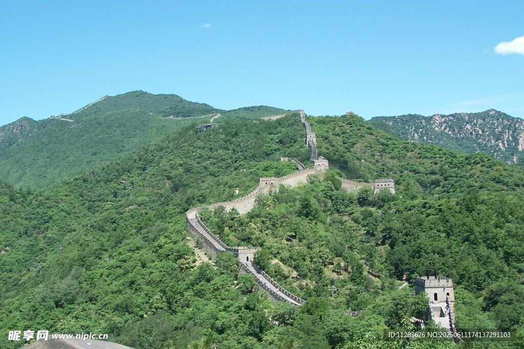 俯瞰蜿蜒于青山间的长城