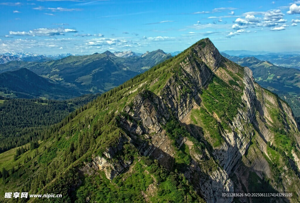 巍峨青山俯瞰壮丽景致