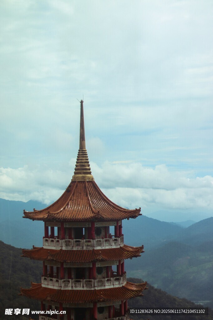 高山之巅的古朴宝塔