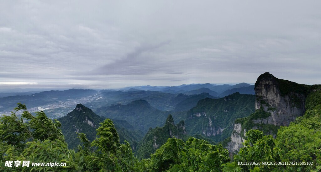 壮美山峦间的葱郁景致