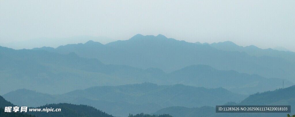 远山层叠美景