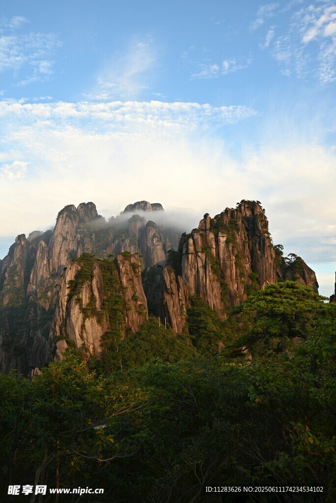 壮丽黄山山峰云雾景观