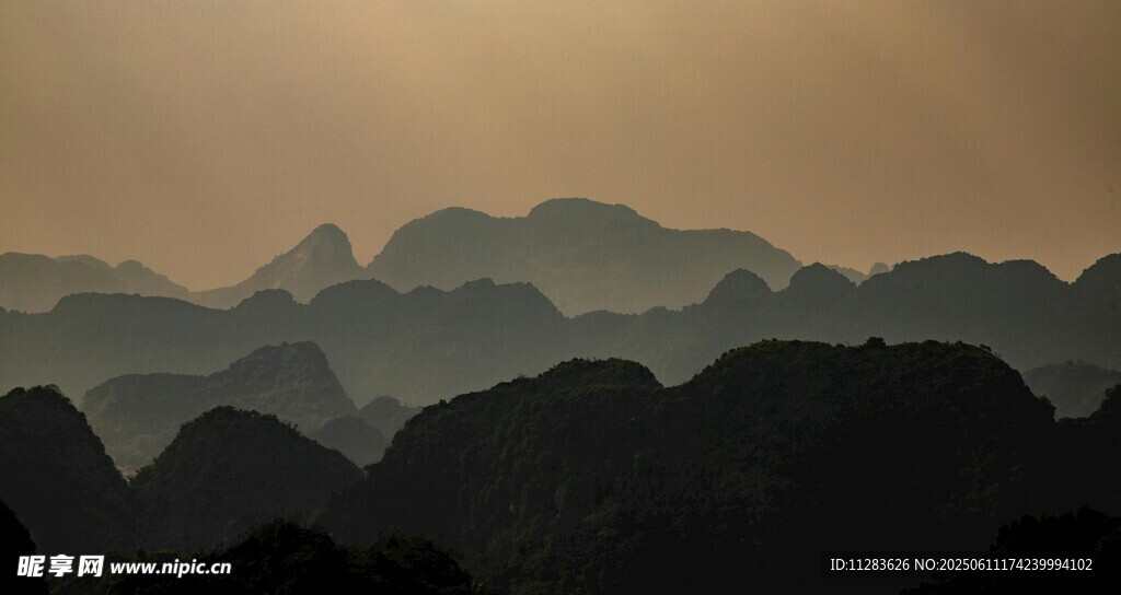 壮丽山峦剪影