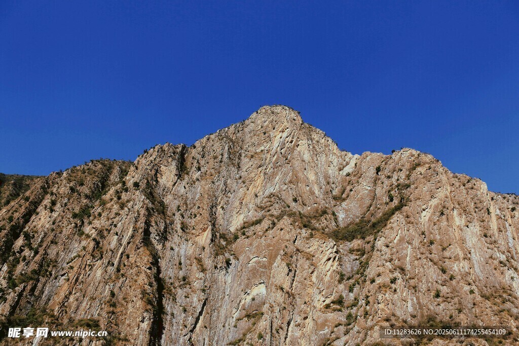 巍峨山峰