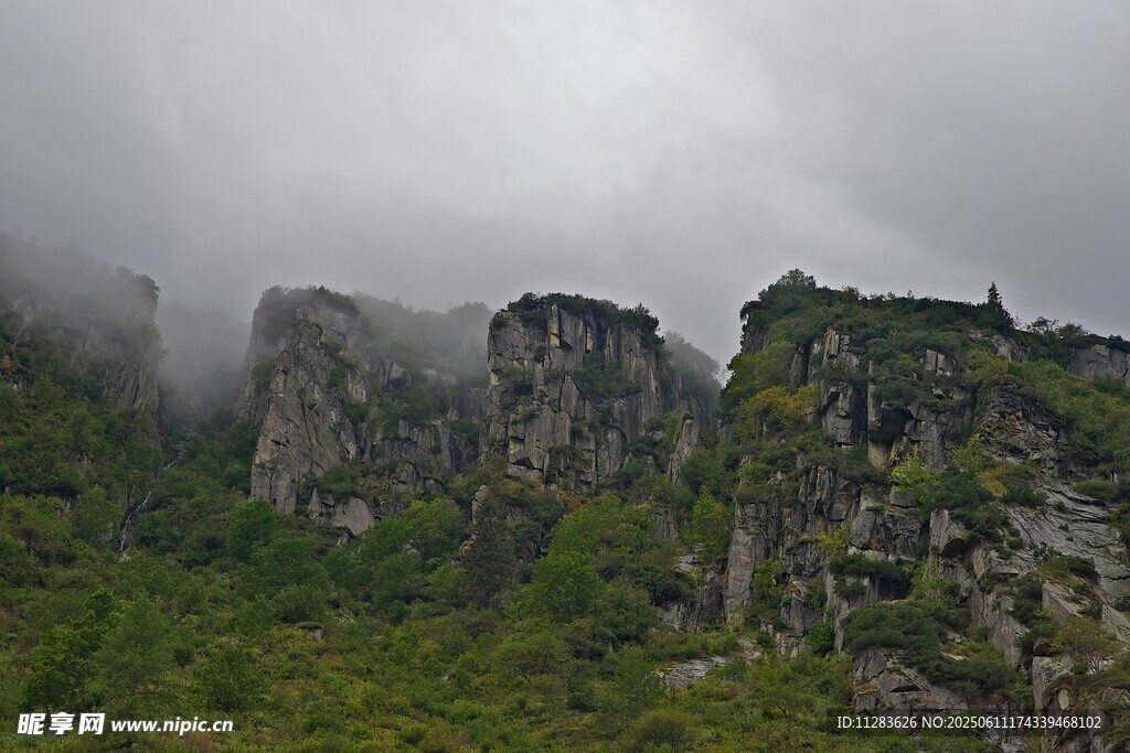 云雾缭绕的险峻山峦