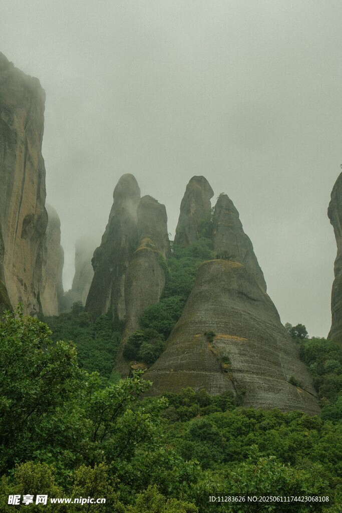云雾缭绕的奇特山峰景观