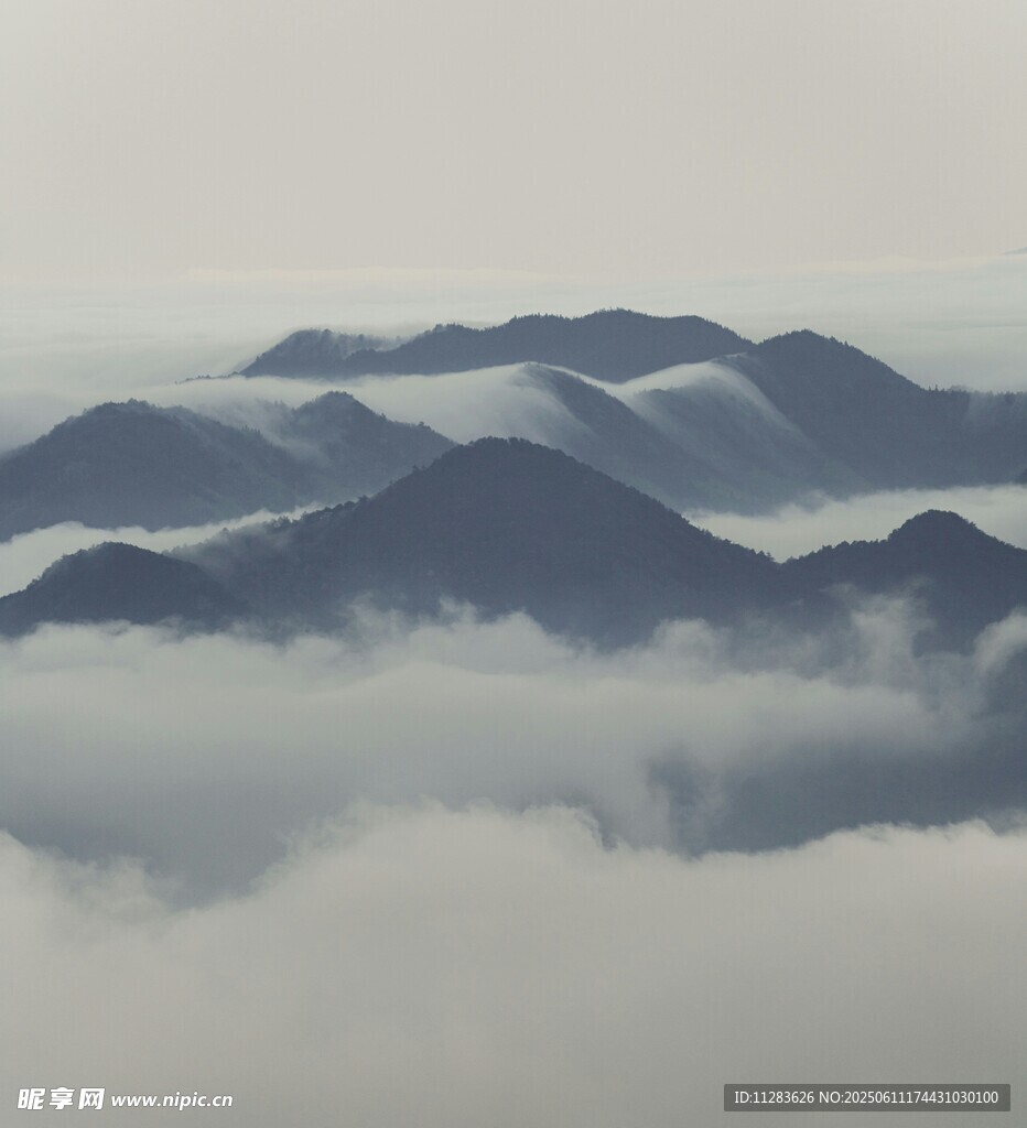 云海中的连绵山脉