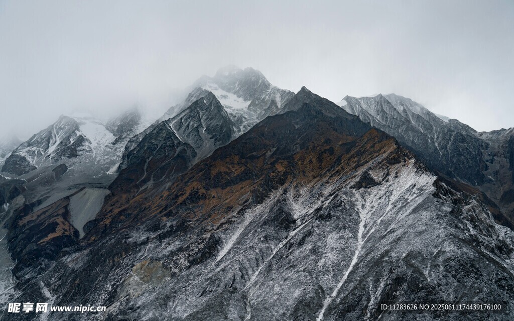 巍峨雪山壮丽景致