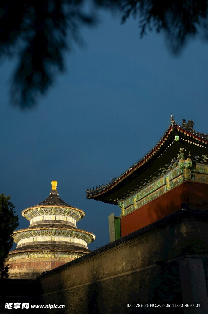夜幕下的古建筑景观