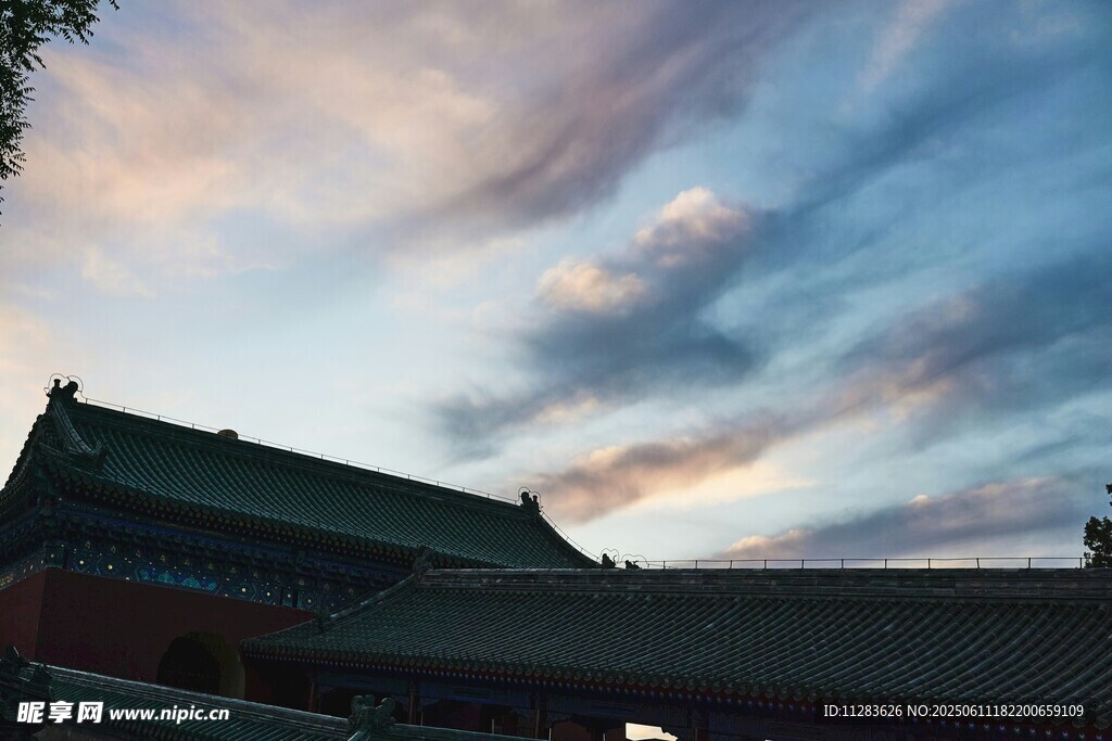 古建上空的绚丽云霞