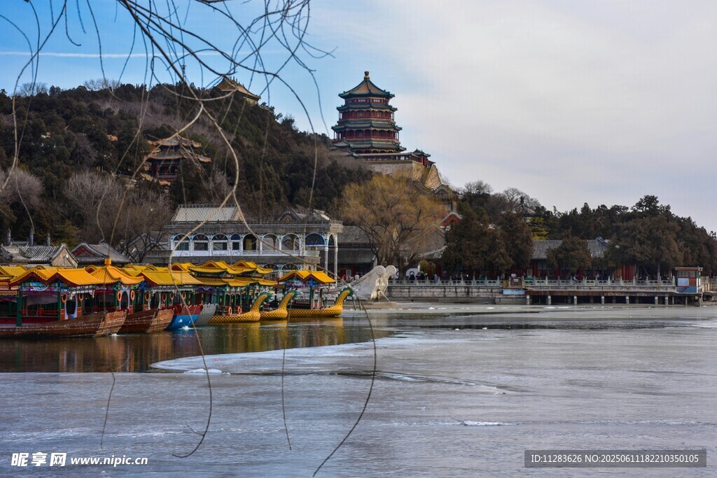 冬日湖畔的古建筑与游船