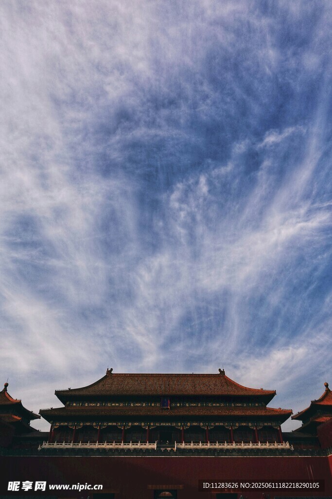 蓝天白云下的故宫建筑
