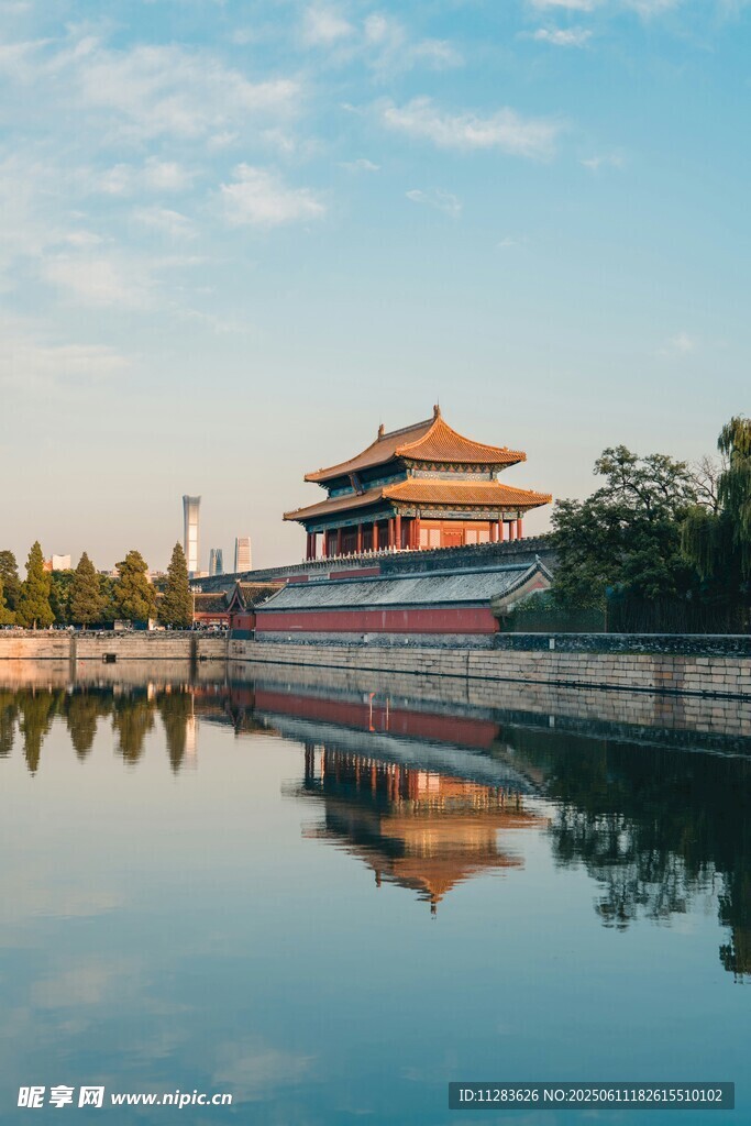故宫角楼映于平静湖面