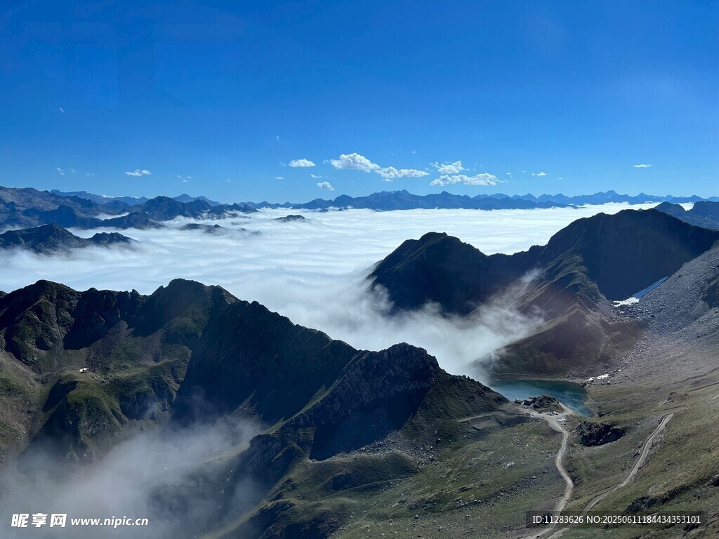 高山云海壮丽景观