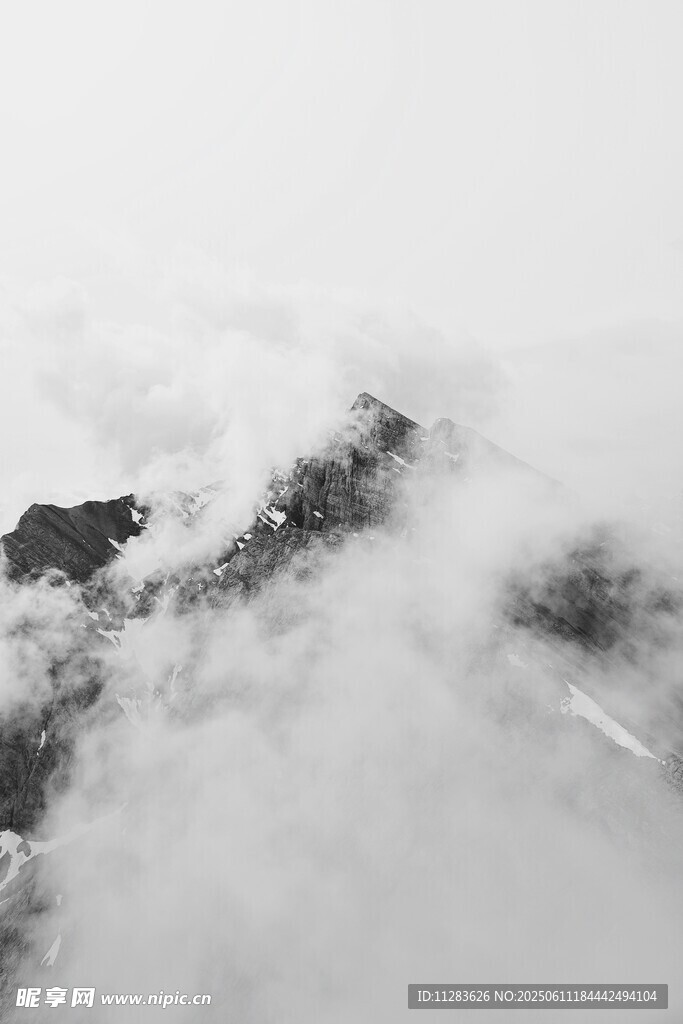 云雾缭绕的山峦美景