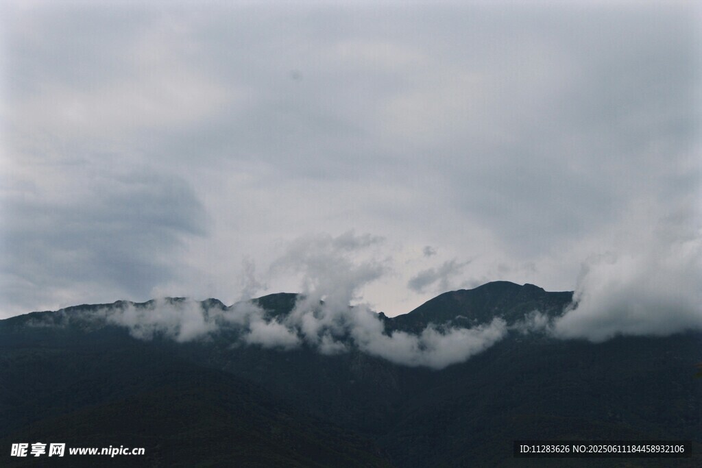 云雾缭绕的山峦美景