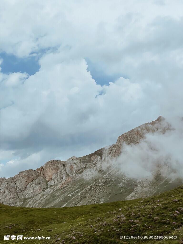 云雾缭绕的壮丽山峰