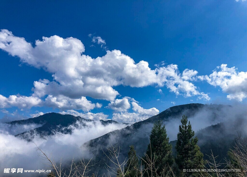 山间云海蓝天美景