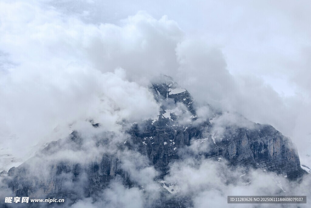 云雾缭绕的巍峨山峰
