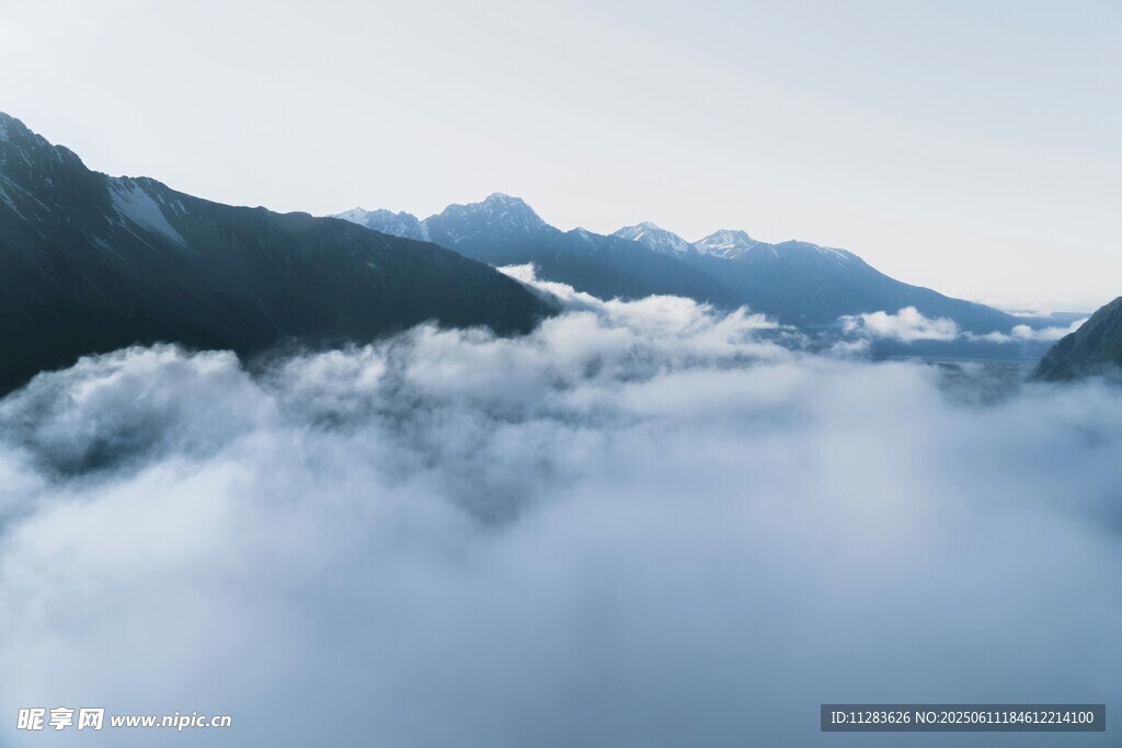 云海中的壮丽山峦景观