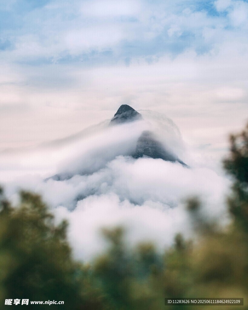 云雾缭绕中的巍峨山峰