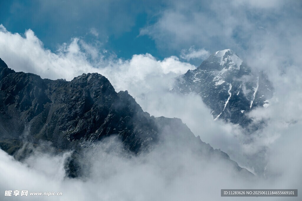 云雾缭绕的壮丽雪山