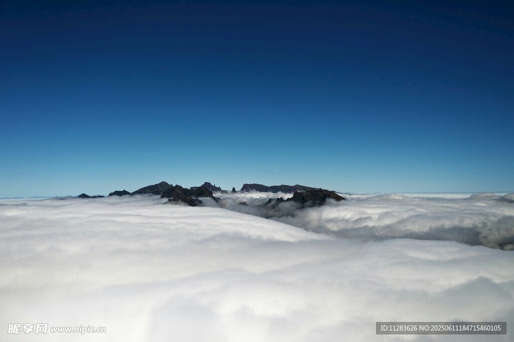 云海之上的壮丽山景