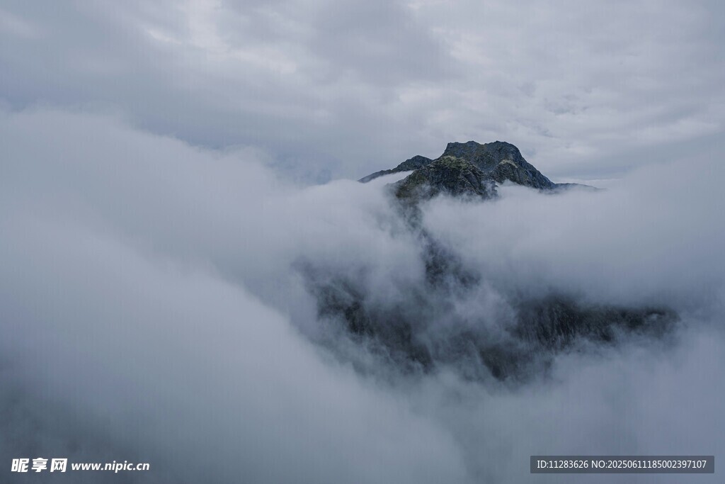 云雾缭绕中的巍峨山峰