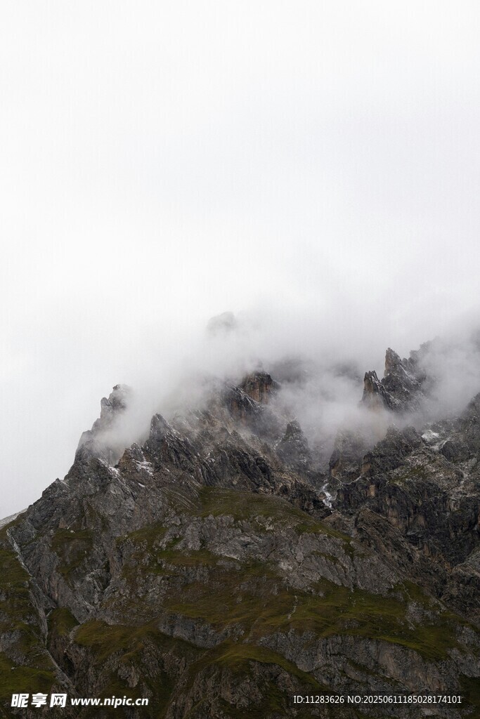 云雾缭绕的巍峨山峰