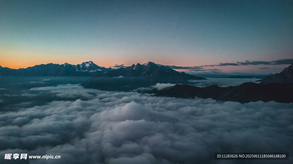 云海之上的壮丽山景