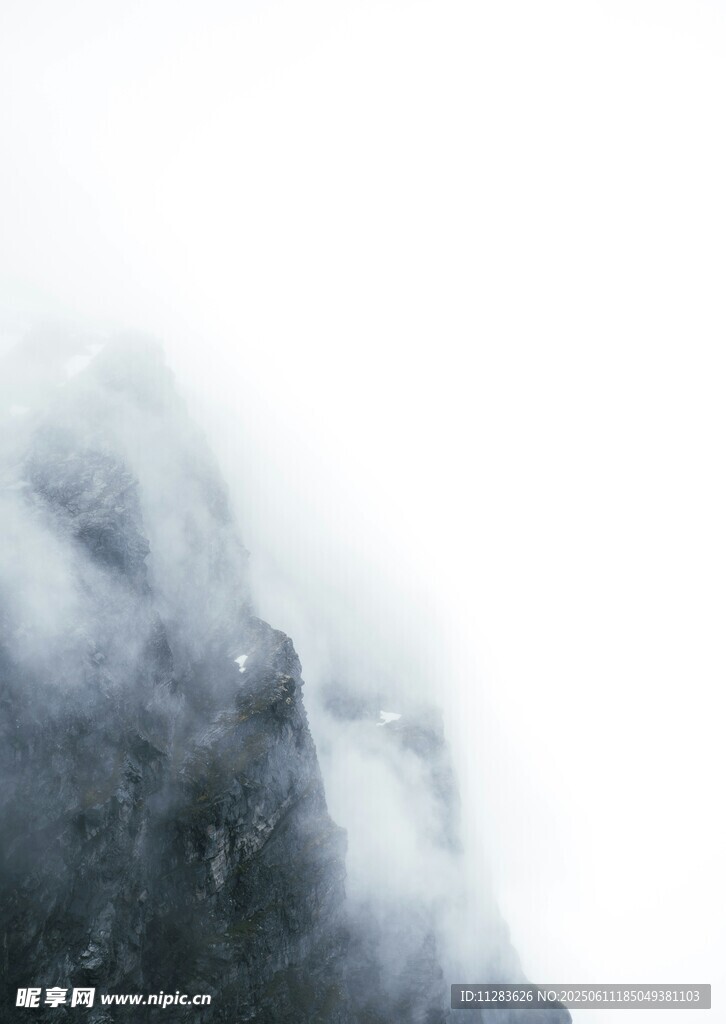 云雾缭绕的巍峨山峰