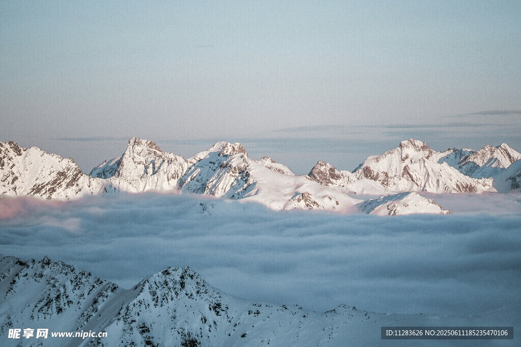 壮丽雪山云海景观