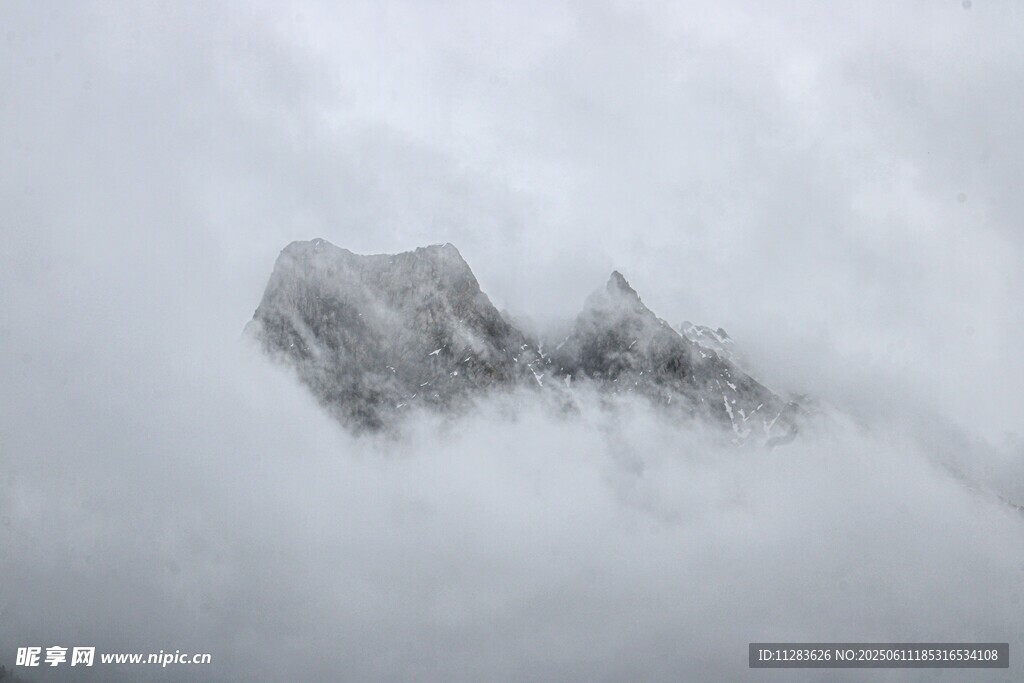 云雾中露出的巍峨山峰
