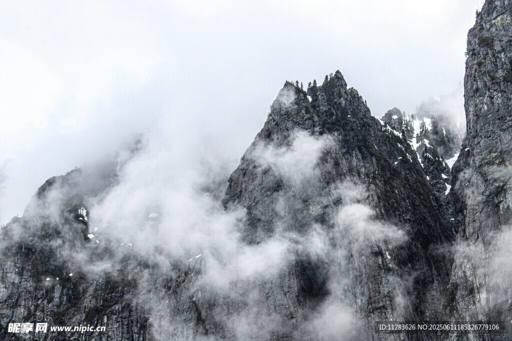 云雾缭绕的巍峨山峰