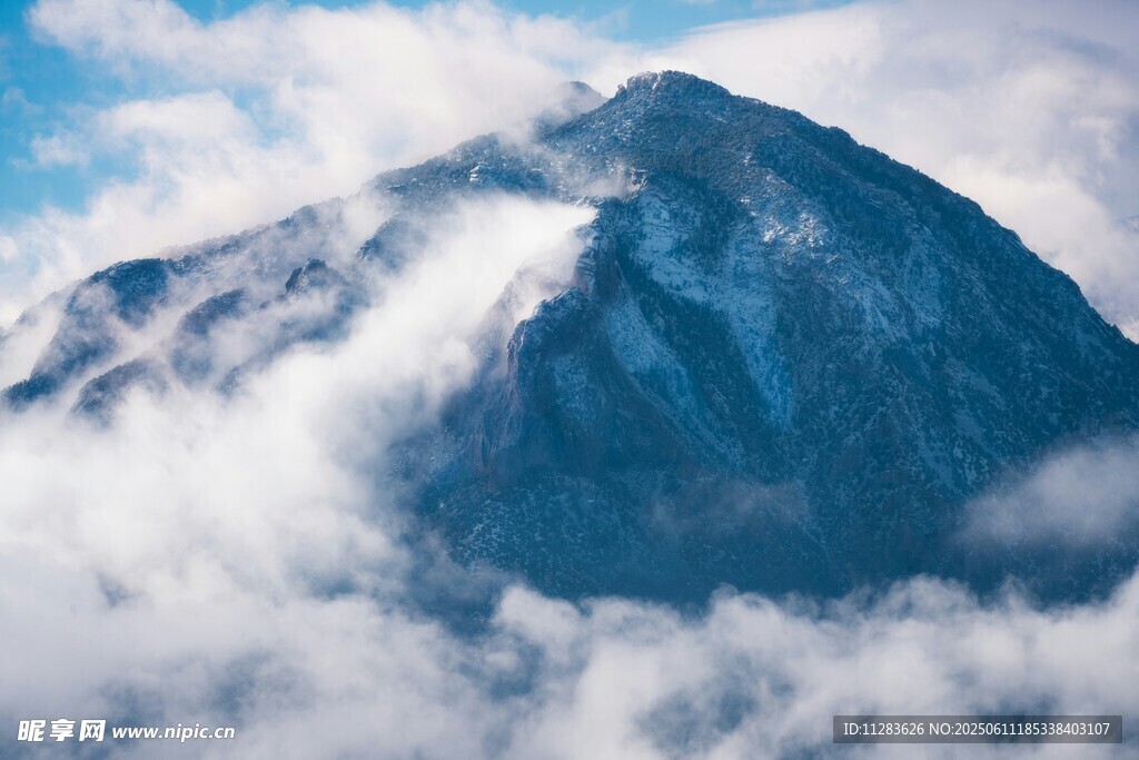 云雾缭绕中的巍峨山峰