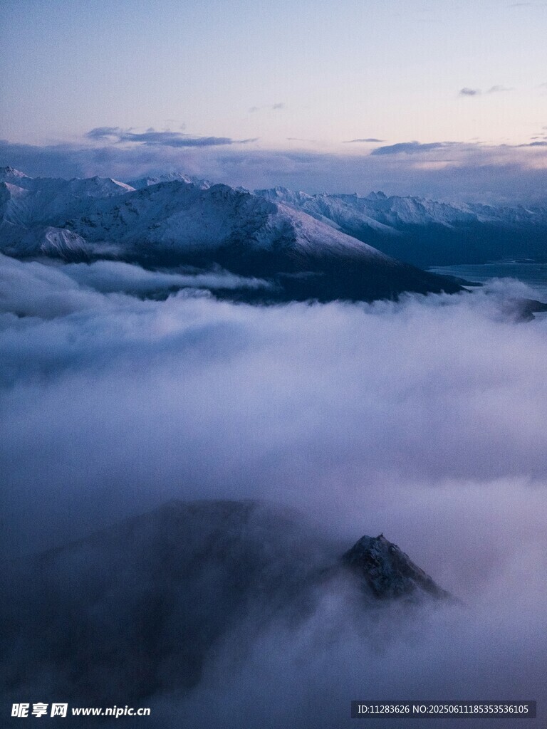 云海中的山峦美景
