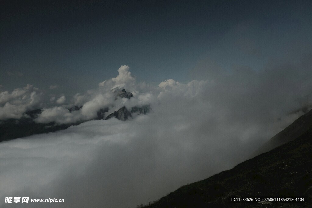 云雾缭绕中的巍峨山峰