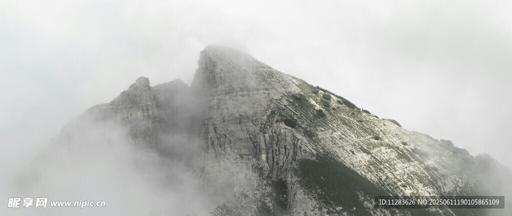云雾缭绕的巍峨山峰