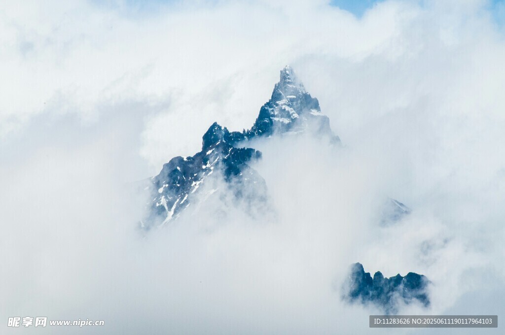 云雾缭绕中的巍峨山峰