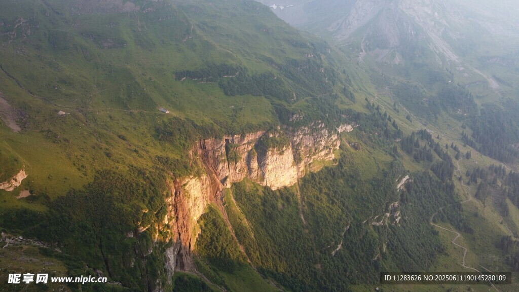 山间壮丽悬崖景观