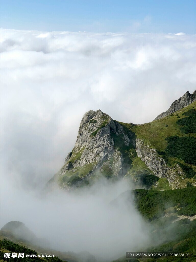 云雾缭绕的壮美山峰