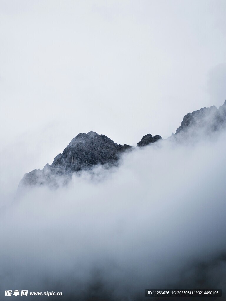 云雾缭绕的巍峨山峰