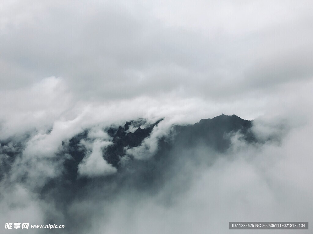 云雾缭绕的山峦美景
