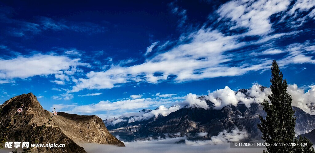 壮丽雪山蓝天美景
